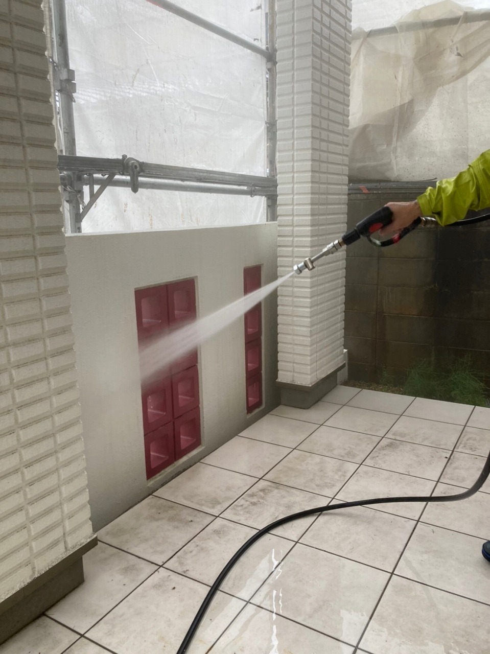 奈良市で外壁塗装前の洗浄作業中